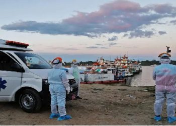 Personal médico aguarda en el puerto de Iquitos para transferir pacientes al hospital de la región, este 18 de junio. Cesr von Bancels / AFP