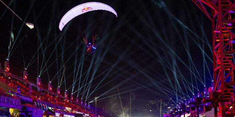 Rafael Goberna realiza voo de paramotor durante desfile das campeãs, no Rio (Foto: Fabio Piva / Red Bull Content Pool) Rafael Goberna realiza voo de paramotor durante desfile das campeãs, no Rio (Foto: Fabio Piva / Red Bull Content Pool)
