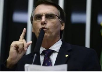 Jair Bolsonaro durante discurso na tribuna da Câmara, em abril de 2016, quando ainda era deputado federal