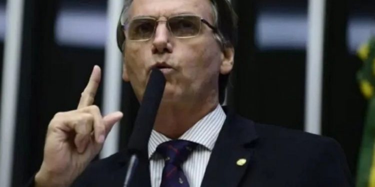 Jair Bolsonaro durante discurso na tribuna da Câmara, em abril de 2016, quando ainda era deputado federal Jair Bolsonaro durante discurso na tribuna da Câmara, em abril de 2016, quando ainda era deputado federal