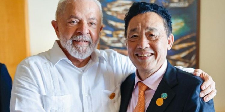 Lula e Qu Dongyu conversaram sobre a atuação em conjunto entre o Brasil e a FAO na luta contra a fome e a desigualdade no Brasil e no mundo - Foto: Ricardo Stuckert/PR Lula e Qu Dongyu conversaram sobre a atuação em conjunto entre o Brasil e a FAO na luta contra a fome e a desigualdade no Brasil e no mundo - Foto: Ricardo Stuckert/PR