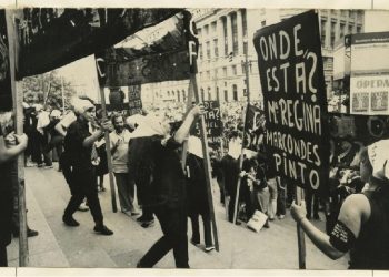 Passeata no dia 22 de agosto de 1980 na Praça Ramos de Azevedo, em protesto e em memória dos desaparecidos políticos na Argentina e no Brasil. | Arquivo Público do Estado de São Paulo (APESP).