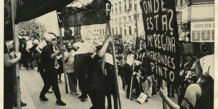 Passeata no dia 22 de agosto de 1980 na Praça Ramos de Azevedo, em protesto e em memória dos desaparecidos políticos na Argentina e no Brasil. | Arquivo Público do Estado de São Paulo (APESP). Passeata no dia 22 de agosto de 1980 na Praça Ramos de Azevedo, em protesto e em memória dos desaparecidos políticos na Argentina e no Brasil. | Arquivo Público do Estado de São Paulo (APESP).