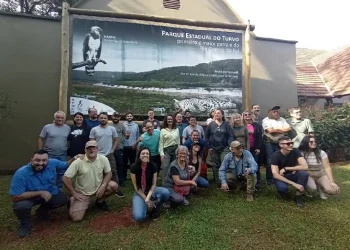 Grupo de agentes de viagens, guias de turismo, biólogos e ornitólogos de Foz do Iguaçu