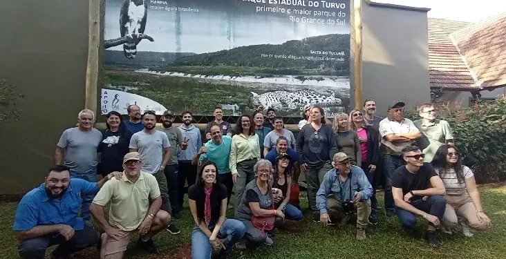 Grupo de agentes de viagens, guias de turismo, biólogos e ornitólogos de Foz do Iguaçu Grupo de agentes de viagens, guias de turismo, biólogos e ornitólogos de Foz do Iguaçu