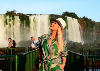 Eliana gravando diretamente da passarela das Cataratas do Iguaçu. Créditos: Urbia Cataratas