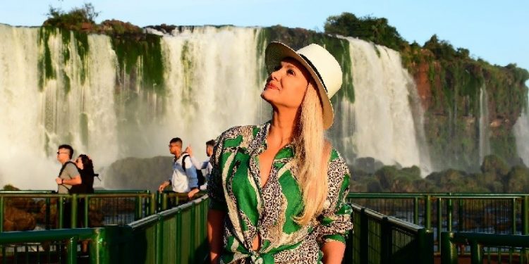 Eliana gravando diretamente da passarela das Cataratas do Iguaçu. Créditos: Urbia Cataratas Eliana gravando diretamente da passarela das Cataratas do Iguaçu. Créditos: Urbia Cataratas
