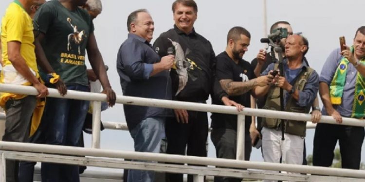 Para o Exército, participação de Pazuello em ato com Bolsonaro não configura "transgressão disciplinar" Para o Exército, participação de Pazuello em ato com Bolsonaro não configura "transgressão disciplinar"