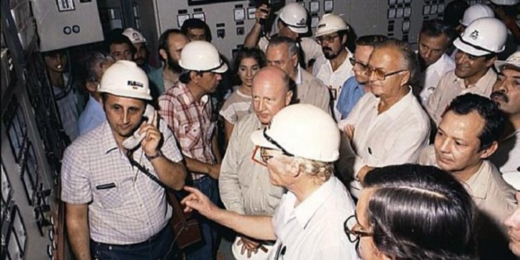 Ao telefone, esperando as instruções: momento histórico. Foto: Arquivo Itaipu.
