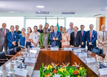 O presidente Lula com a ministra Marina Silva (Meio Ambiente e Mudança do Clima) e especialistas em todos os biomas brasileiros. Foto: Ricardo Stuckert / PR