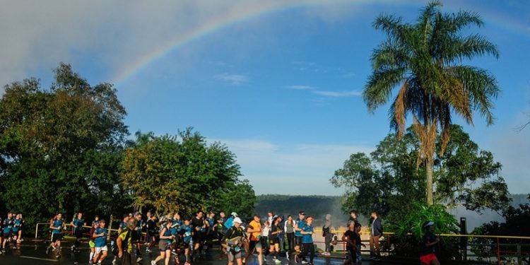 Multidão em frente às Cataratas: Marcos Labanca