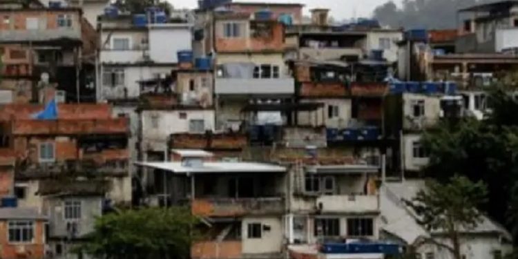 Quase 70% dos moradores de favelas não têm dinheiro para comida Quase 70% dos moradores de favelas não têm dinheiro para comida