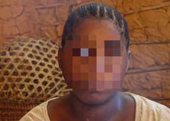 Esta mulher Baka foi estuprada por um guarda florestal do African Parks. “O African Parks são pessoas muito ruins. Todo mundo que trabalha lá é muito ruim com a gente. Aquele homem foi cruel, ele foi desumano.” © Survival