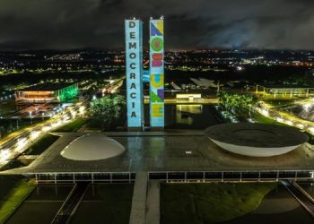 Visão da sede dos três poderes em Brasilía e a projeção da bandeira nacional nas torres do Congresso - Foto: Audiovisual/PR