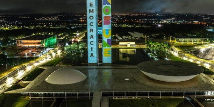 Visão da sede dos três poderes em Brasilía e a projeção da bandeira nacional nas torres do Congresso - Foto: Audiovisual/PR Visão da sede dos três poderes em Brasilía e a projeção da bandeira nacional nas torres do Congresso - Foto: Audiovisual/PR