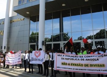 Dombele Bernardo | Edições Novembro © Fotografia por: Depois das denúncias apresentadas, os bispos da IURD realizaram uma manifestação