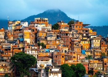 A Frente Parlamentar em Defesa das Favelas e Respeito à Cidadania de seus Moradores e seu Desenvolvimento Urbano será uma organização suprapartidária em prol das favelas e do desenvolvimento urbano | Foto: Freepik