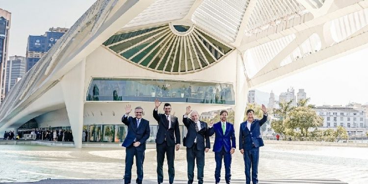 Na foto em frente ao Museu do Amanhã, no Rio de Janeiro, os presidentes de Argentina (Alberto Fernández), Paraguai (Santiago Peña), Brasil (Luiz Inácio Lula da Silva), Uruguai (Luis Alberto Lacalle Pou) e Bolívia (Luis Arce). Foto: Ricardo Stuckert / PR Na foto em frente ao Museu do Amanhã, no Rio de Janeiro, os presidentes de Argentina (Alberto Fernández), Paraguai (Santiago Peña), Brasil (Luiz Inácio Lula da Silva), Uruguai (Luis Alberto Lacalle Pou) e Bolívia (Luis Arce). Foto: Ricardo Stuckert / PR