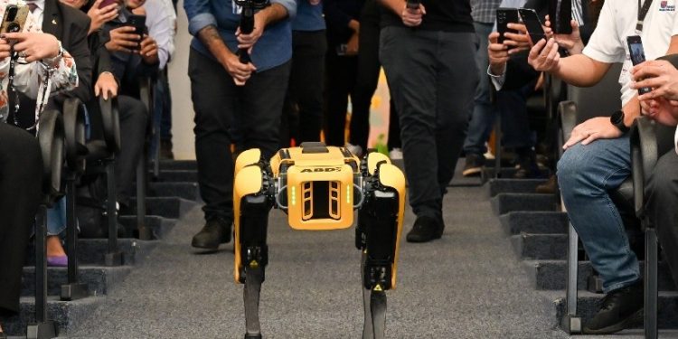 Exibido no evento, cão-robô será testado no laboratório recém-inaugurado.