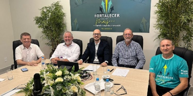 Roni Temp, Dirceu Tessaro, Dimas Bragagnolo, Walter Venson e Conderlei Lorenzetti, conselheiros e diretores, na reunião on-line do Sicoob Três Fronteiras – foto: Divulgação Roni Temp, Dirceu Tessaro, Dimas Bragagnolo, Walter Venson e Conderlei Lorenzetti, conselheiros e diretores, na reunião on-line do Sicoob Três Fronteiras – foto: Divulgação
