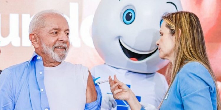 O presidente Lula recebeu o imunizante contra a gripe, na manhã desta segunda-feira, 8 de abril, no Palácio do Planalto - Foto: Ricardo Stuckert/PR O presidente Lula recebeu o imunizante contra a gripe, na manhã desta segunda-feira, 8 de abril, no Palácio do Planalto - Foto: Ricardo Stuckert/PR