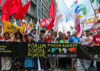 Participantes do Fórum Social Mundial realizam marcha no centro de Porto Alegre em 2023 – Foto: Tânia Rego/Agência Brasil