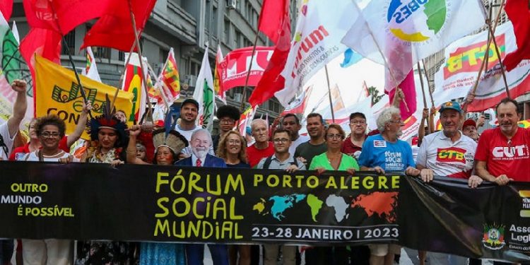 Participantes do Fórum Social Mundial realizam marcha no centro de Porto Alegre em 2023 – Foto: Tânia Rego/Agência Brasil Participantes do Fórum Social Mundial realizam marcha no centro de Porto Alegre em 2023 – Foto: Tânia Rego/Agência Brasil