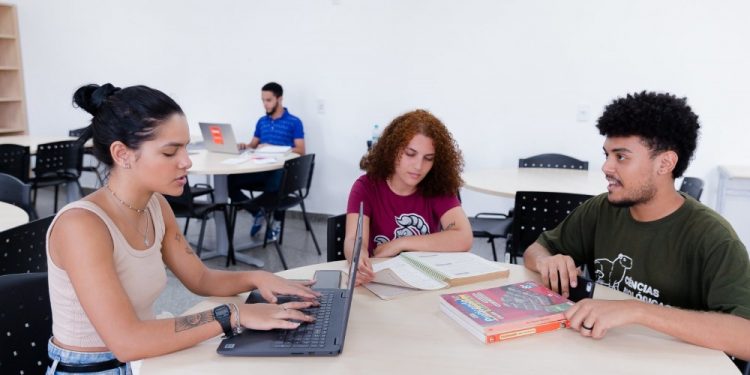 Considerada a Universidade mais internacional do Brasil, a UNILA tem alunos de 39 nacionalidades e recebe estudantes refugiados e portadores de visto humanitário desde 2018 Considerada a Universidade mais internacional do Brasil, a UNILA tem alunos de 39 nacionalidades e recebe estudantes refugiados e portadores de visto humanitário desde 2018
