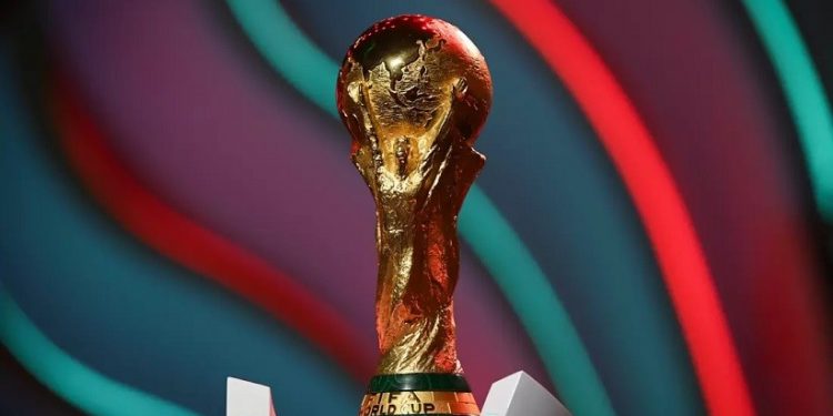 Troféu da Copa do Mundo FIFA durante sorteio da fase de grupos da Copa do Mundo de 2022. (Michael Regan - FIFA/FIFA via Getty Images) Troféu da Copa do Mundo FIFA durante sorteio da fase de grupos da Copa do Mundo de 2022. (Michael Regan - FIFA/FIFA via Getty Images)