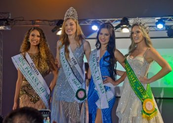 A Miss Paraná Globo 2023, Ana Julia Garbossa, com Ananda Miorando, Beatriz Vieira e a Miss Brasil, Laura Catuzzo
