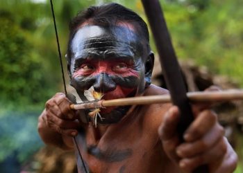Homem waiãpi exibe arco e flecha na aldeia Manilha - Foto: Reprodução