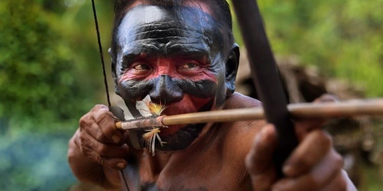 Homem waiãpi exibe arco e flecha na aldeia Manilha - Foto: Reprodução Homem waiãpi exibe arco e flecha na aldeia Manilha - Foto: Reprodução