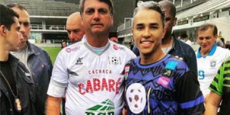 Jair Bolsonaro posou para foto com um empresário acusado de elo com PCC REPRODUÇÃO Jair Bolsonaro posou para foto com um empresário acusado de elo com PCC REPRODUÇÃO