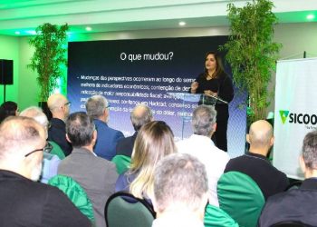 Jornalista e comentarista especializada em economia, Denise de Toledo fez palestra exclusiva a cooperados do Sicoob Três Fronteiras – foto: Divulgação