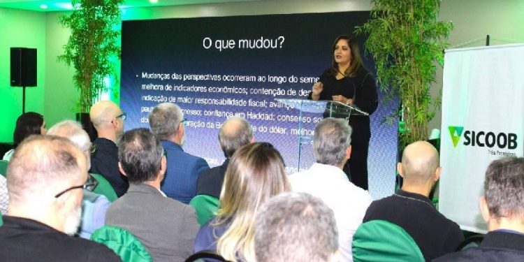 Jornalista e comentarista especializada em economia, Denise de Toledo fez palestra exclusiva a cooperados do Sicoob Três Fronteiras – foto: Divulgação Jornalista e comentarista especializada em economia, Denise de Toledo fez palestra exclusiva a cooperados do Sicoob Três Fronteiras – foto: Divulgação