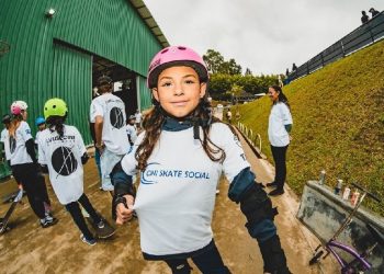 Crianças e adolescentes praticam skate e se divertem no projeto social mantido pela família de Luigi Cini; Atleta recebe homenagem amanhã (dia 26), em Curitiba - Foto: ONG Cini Skate Social - Crédito de Firma AVI