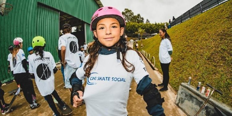 Crianças e adolescentes praticam skate e se divertem no projeto social mantido pela família de Luigi Cini; Atleta recebe homenagem amanhã (dia 26), em Curitiba - Foto: ONG Cini Skate Social - Crédito de Firma AVI
