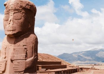Descubra nas ruínas de Tiwanaku incríveis monumentos pré-colombianos, como o Monolito Ponce / Adrian Wojcik, canva pro