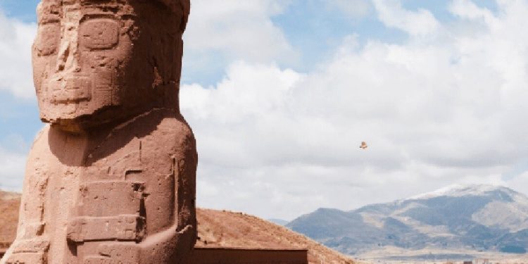 Descubra nas ruínas de Tiwanaku incríveis monumentos pré-colombianos, como o Monolito Ponce / Adrian Wojcik, canva pro