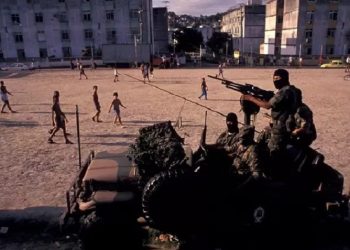 Soldiers in front of a football field | Ricardo Funari//BrazilPhotos/Alamy Stock Photo