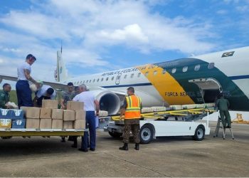 Aeronave presidencial sendo carregada com os kits de ajuda humanitária para serem levados a Gaza. Foto: GOV BR / FAB