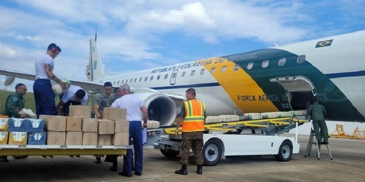 Aeronave presidencial sendo carregada com os kits de ajuda humanitária para serem levados a Gaza. Foto: GOV BR / FAB Aeronave presidencial sendo carregada com os kits de ajuda humanitária para serem levados a Gaza. Foto: GOV BR / FAB
