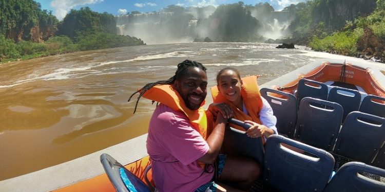 Taís Araújo e Lázaro Ramos mergulharam várias vezes nas grandes quedas das Cataratas do Iguaçu. - Crédito fotográfico: Macuco Safari Taís Araújo e Lázaro Ramos mergulharam várias vezes nas grandes quedas das Cataratas do Iguaçu. - Crédito fotográfico: Macuco Safari