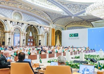 O presidente Lula se dirige a um público de dirigentes e empresários brasileiros e sauditas em Riade. Foto: Ricardo Stuckert / PR