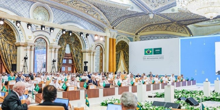 O presidente Lula se dirige a um público de dirigentes e empresários brasileiros e sauditas em Riade. Foto: Ricardo Stuckert / PR O presidente Lula se dirige a um público de dirigentes e empresários brasileiros e sauditas em Riade. Foto: Ricardo Stuckert / PR