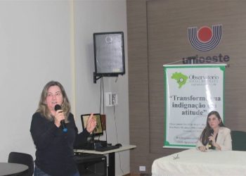 Leonor Venson e Rafaela Buono durante a apresentação na Unioeste/Foz - foto: Divulgação