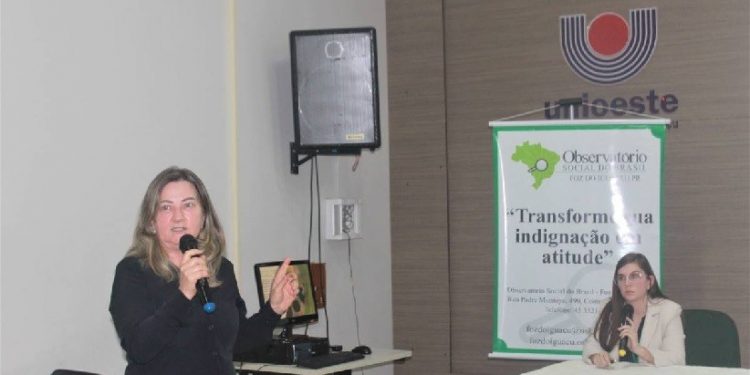 Leonor Venson e Rafaela Buono durante a apresentação na Unioeste/Foz - foto: Divulgação Leonor Venson e Rafaela Buono durante a apresentação na Unioeste/Foz - foto: Divulgação