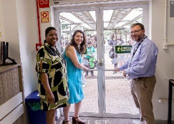 A pró-reitora Maria Geusina da Silva, a reitora Diana Araujo Pereira e o vice-reitor Rodne Lima abrem oficialmente o RU da UNILA
