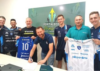 Assinatura do termo de parceria entre o Sicoob Três Fronteiras e o Foz Cataratas Futsal – foto Divulgação