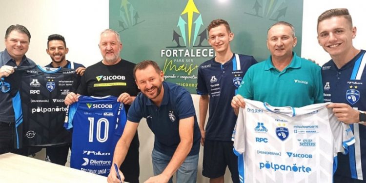 Assinatura do termo de parceria entre o Sicoob Três Fronteiras e o Foz Cataratas Futsal – foto Divulgação Assinatura do termo de parceria entre o Sicoob Três Fronteiras e o Foz Cataratas Futsal – foto Divulgação
